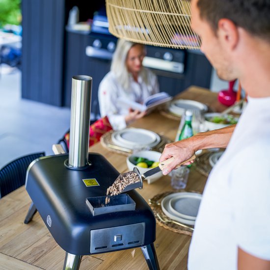 LIVIN' Pizzaoven Pellet - Pizzaovens voor buiten - 12" Pizzaoven - Pizza oven buiten - Pellet Pizza oven - Pizzaoven voor buiten - Pizza Oven Houtgestookte - Pizza Oven Tuin - Inclusief Thermometer - Draagbaar - 55*36*27 CM - RVS - Zwart