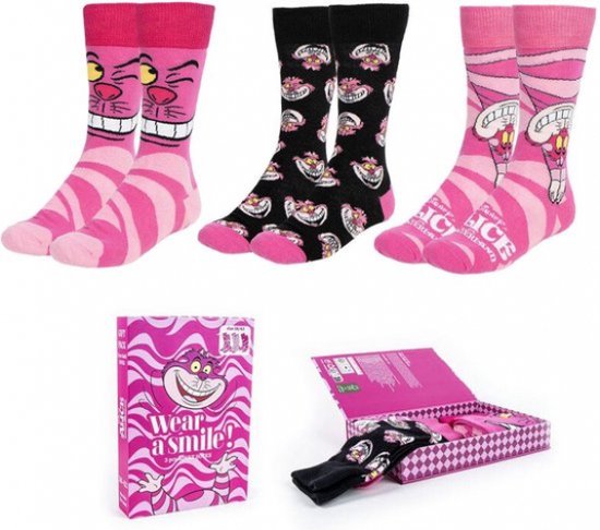 Collage met drie paar sokken met Cheshire Cat-thema en een geschenkdoos.