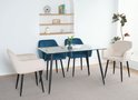 Drie crème fluwelen eetkamerstoelen met zwarte poten rond een glazen tafel, naast twee blauwe stoelen.
