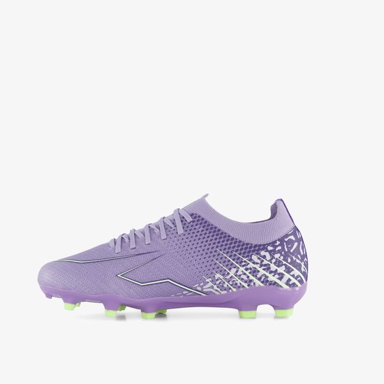 Lichtpaarse voetbalschoen met groene accenten en abstract patroon op de hiel.