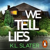 Boekomslag met de titel 'WE TELL LIES' in grote witte letters tegen een donkere foto van een huis met struiken.