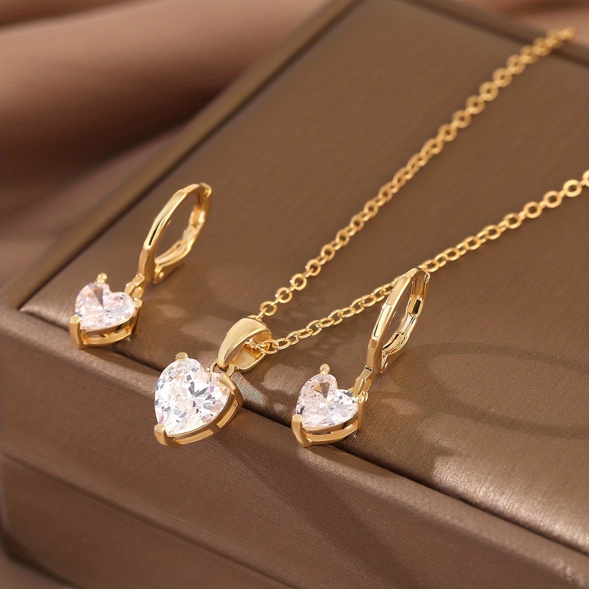 Sjika - Gouden Sieradenset Dames – Ketting & Oorbellen Hartje met Zirkonia – Gold Plated – Luxe Cadeau Set - Cadeau voor haar