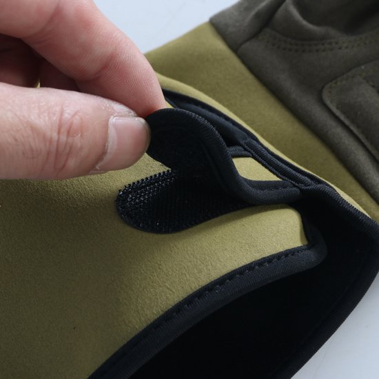 Beige tuinhandschoen met grijze details en een klittenbandsluiting op de pols.