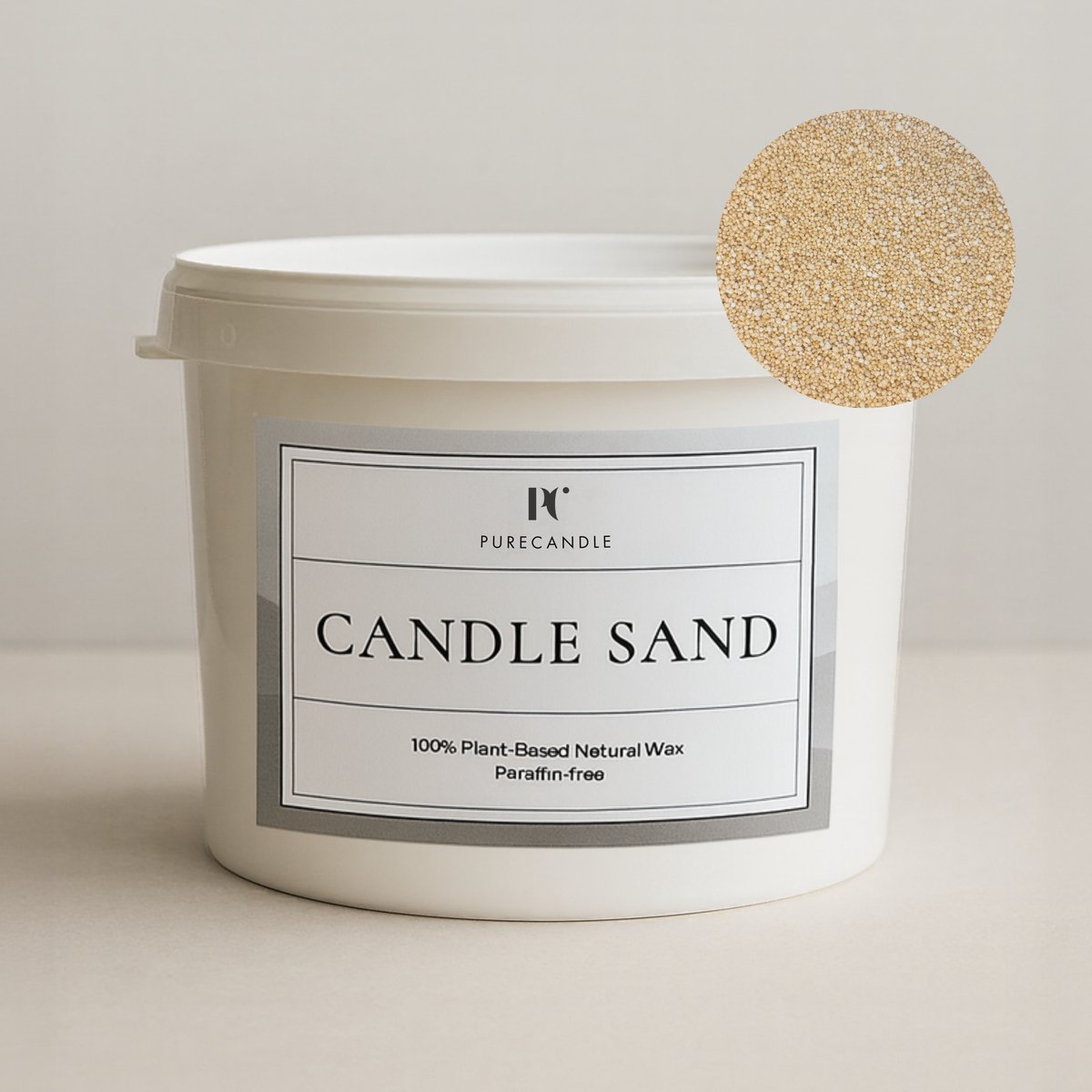 Kaarsenzand Bucket Beige PureCandle – 2,5kg (4,4L) – Incl. 100 Lonten - Zandkleur - Kaarspoeder - Kaars voor bruiloften en evenementen - Bulkverpakking - Poederkaars - Kaars parels