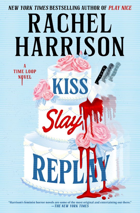 Boekomslag: een witte taart met drie lagen, versierd met roze bloemen. Een mes steekt in de taart, met bloed dat naar beneden druipt. De tekst 'KISS SLAY REPLAY' staat op de taart.
