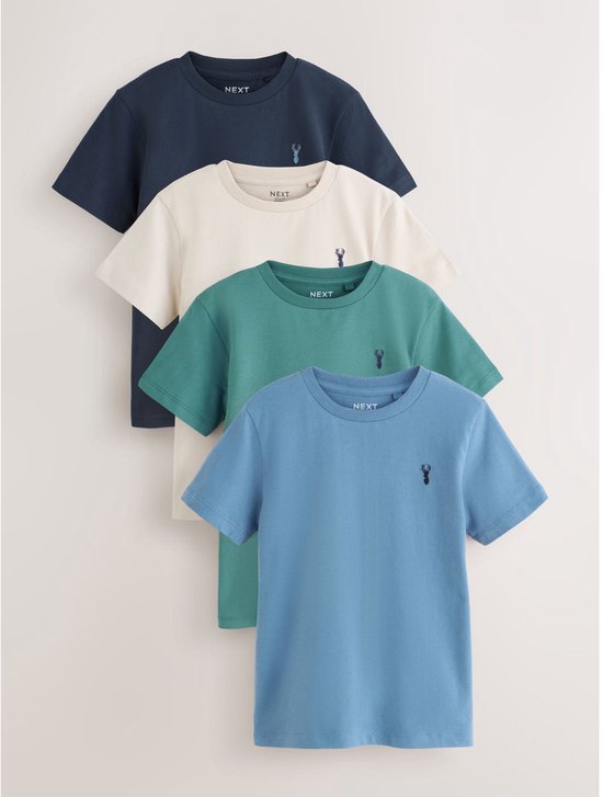Vier t-shirts met korte mouwen opgestapeld: donkerblauw, beige, groen en lichtblauw, met een geborduurde rendier.