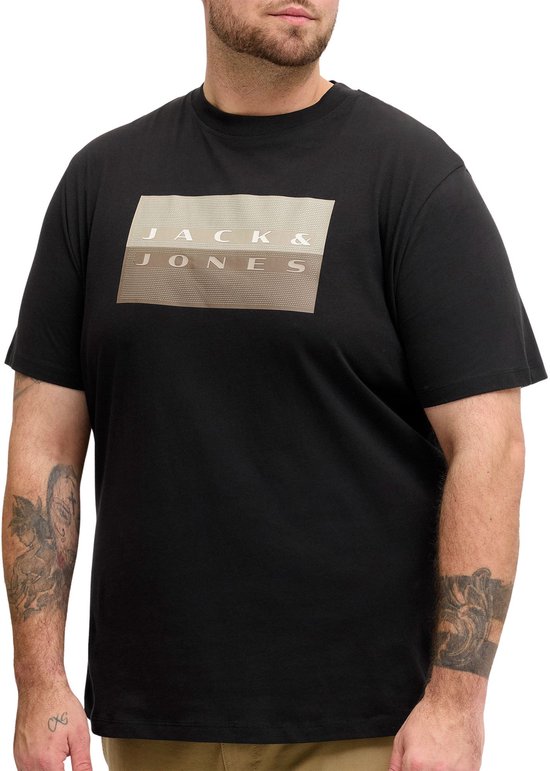 Man draagt een zwart T-shirt met grafische opdruk 'JACK & JONES'.