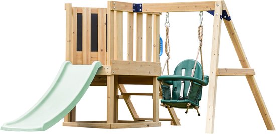 Houten speeltoestel met groene babyschommel en pastel roze glijbaan op witte achtergrond.