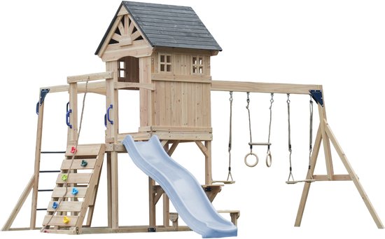 Jeu d'extérieur en bois avec maisonnette, toboggan, balançoires, mur d'escalade et barres de singe sur fond blanc.