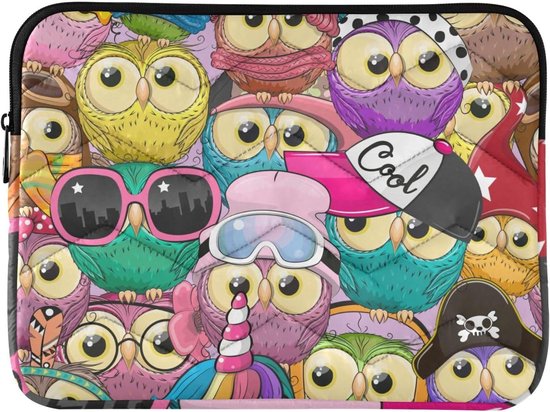 Un imprimé de hiboux colorés de style dessin animé portant divers accessoires tels que des lunettes de soleil, des chapeaux et un bonnet de pirate.