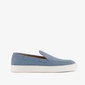 Blauwe denim instapper met witte zool, gezien vanaf de zijkant.
