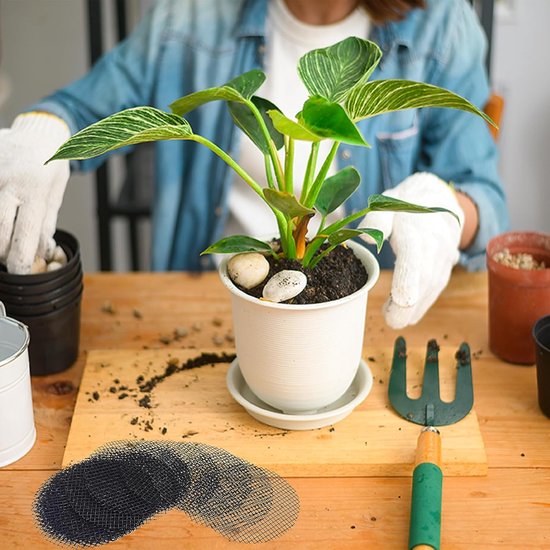 Bloempot Gaas Pads - 50 Stuks - 5X5CM - Ademend Plastic Gaas voor Bloempot Bodem - Bloempotvoering - Insectenwerende mat voor onder potplanten - Grondkerend gaasmatje - Ronde Drainageschermen om Bodemverlies te Voorkomen - Zwart van Merkloos	 — afbeelding 5