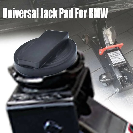 Zwarte krikadapter voor BMW op een autokrik, gereed voor gebruik onder een auto.