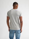 Man, achterkant van een effen lichtgrijs T-shirt met korte mouwen en een lichtblauwe jeans.