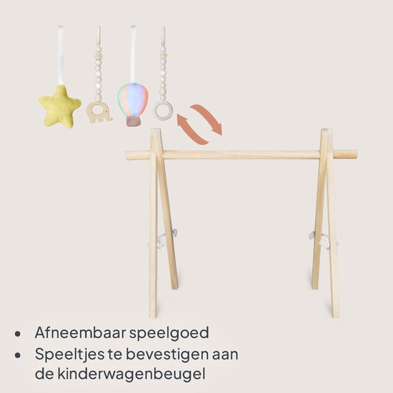Houten babygym met afneembaar speelgoed. De hangers kunnen ook aan een kinderwagen.