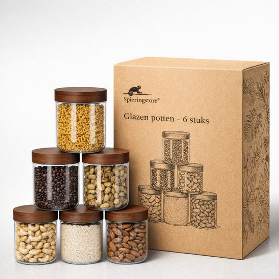 Set van 6 glazen voorraadpotten met houten deksels, gevuld met diverse etenswaren, naast een doos.
