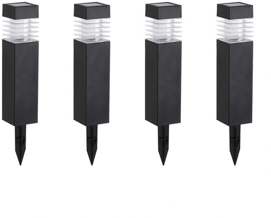 Vier zwarte, vierkante tuinlampen met geribde, glazen kappen en grondpennen, op een witte achtergrond.