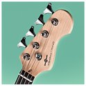 Kop van een rode basgitaar met houten afwerking en vier zilveren stemmechanieken.