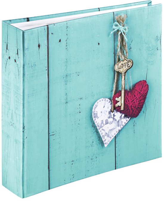 Album met turquoise kaft, met een sleutel en hartjesdecoratie.