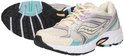 Crème Saucony sneakers met paarse en zilveren accenten, een schoen op de voorgrond, de andere met de zool naar boven.