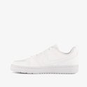 Witte leren Nike sneakers met veters en een Nike logo op de zijkant.