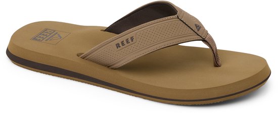 Bruine Reef teenslipper met suède bandjes en perforaties. Zwarte en bruine zolen.