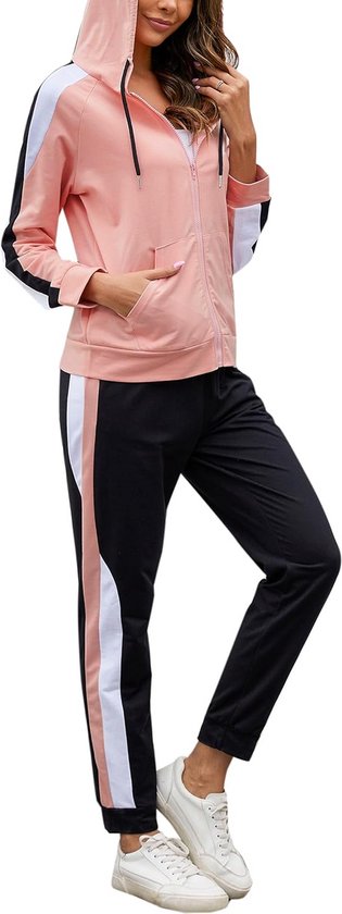 Gedetailleerde opname van een roze hoodie met witte en zwarte strepen op de mouwen en een bijpassende roze joggingbroek met witte en zwarte strepen.
