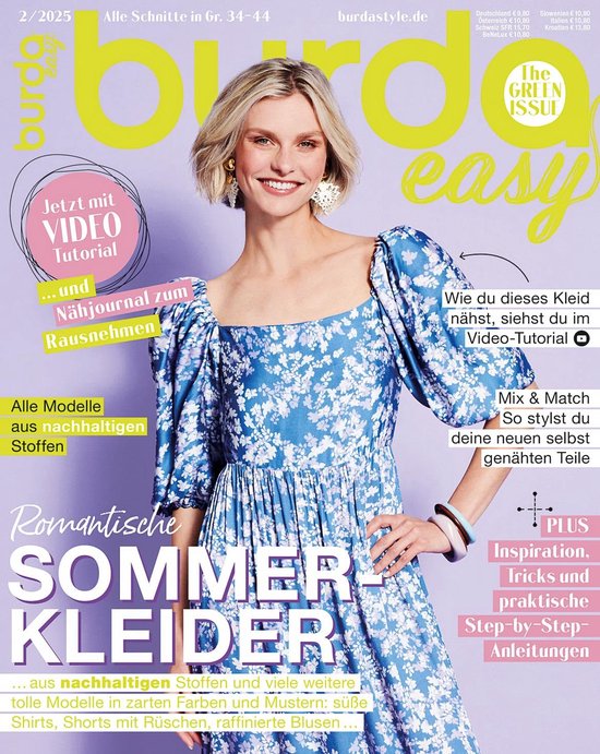 Model in blauw zomerjurk met witte bloemenprint, pofmouwen en ruches.