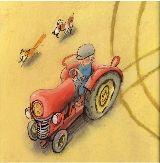 Een jongen met een pet op, rijdt op een rode tractor. Twee honden rennen achter hem aan.