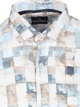 Detail van kraag en knopen van een overhemd met mozaïekprint in blauw, beige en wit. Tekst 'STATE OF ART ORGANIC COTTON'.