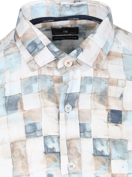 Detail van kraag en knopen van een overhemd met mozaïekprint in blauw, beige en wit. Tekst 'STATE OF ART ORGANIC COTTON'.
