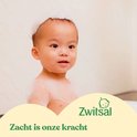 Een badende baby met schuim op zijn hoofd. "Zacht is onze kracht" met Zwitsal logo.