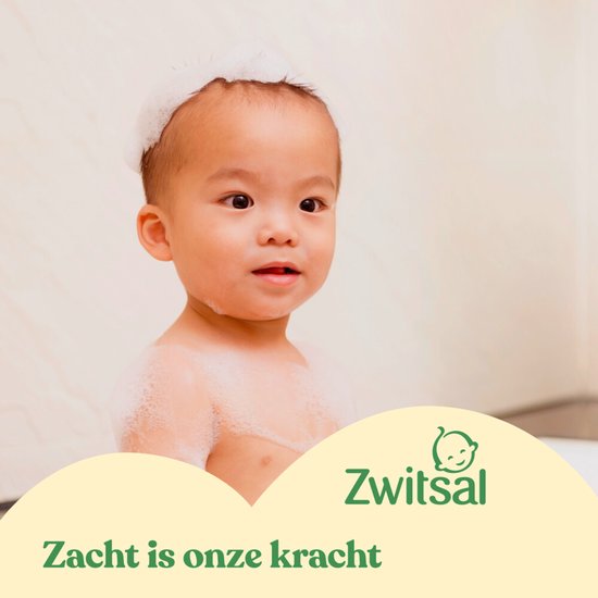 Een badende baby met schuim op zijn hoofd. "Zacht is onze kracht" met Zwitsal logo.