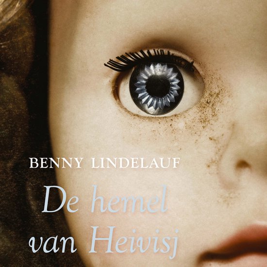 Gros plan de l'œil d'une poupée à iris bleu, cils et lèvres roses. Texte : BENNY LINDELAUF, De hemel van Heivisj.