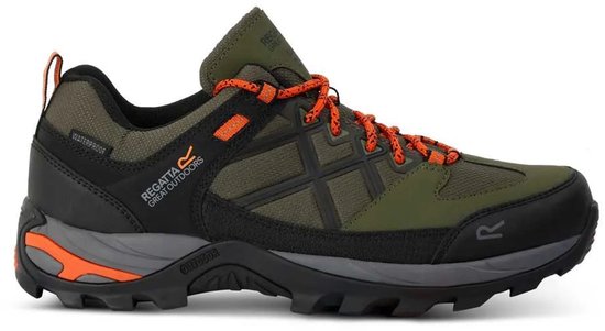 Chaussure de randonnée verte, noire et grise avec lacets et logo orange. Imperméable et respirante.