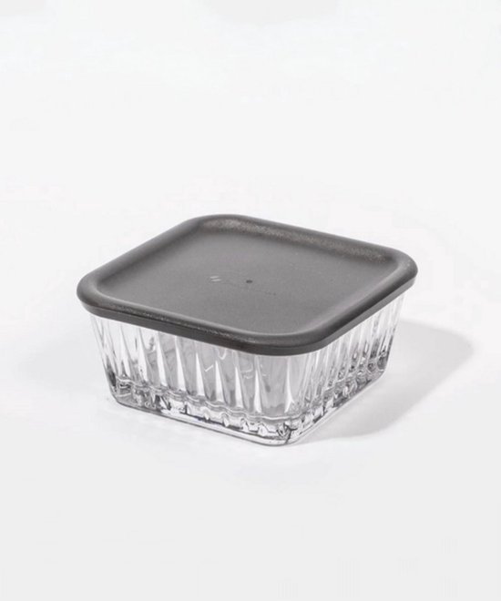 Pasabahce Frezya voedselcontainer van glas met geribbeld patroon en zwart deksel.