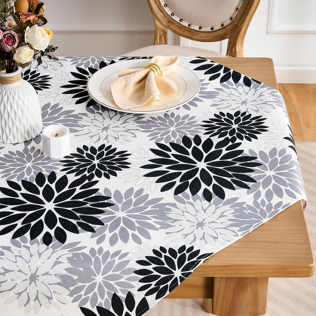 Moderne Tafeloploper Zwart Grijs met Dahlia Patroon - Waterdicht & Vlekbestendig - 85x85 cm