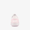 Achterkant van een witte lage Nike sneaker met roze accenten en 'NIKE' logo.