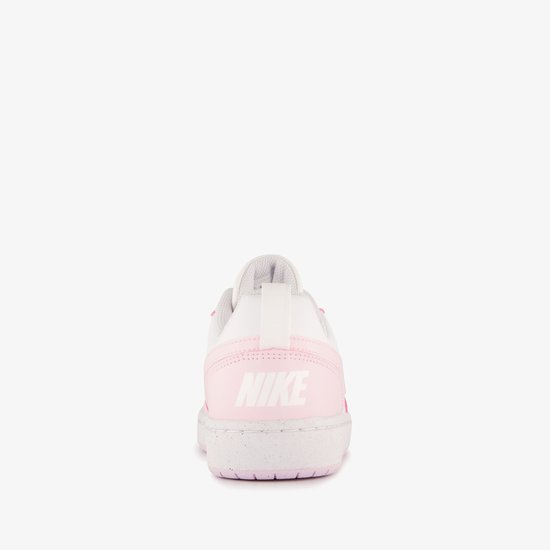 Achterkant van een witte lage Nike sneaker met roze accenten en 'NIKE' logo.