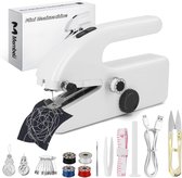 Wit apparaat met naald en draad op stof, inclusief accessoires zoals schaar, naalden, spoelen en meetlint.