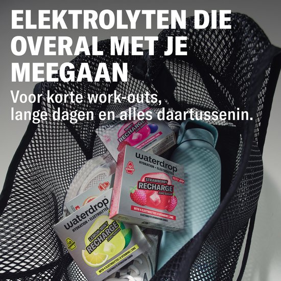 Waterdrop Recharge elektrolyten drinkmixen in nettas met sportkleding en waterfles.