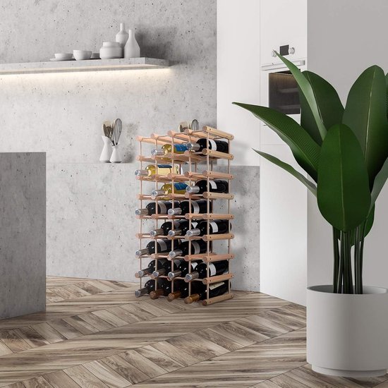 Houten wijnrek met 40 flessen in een moderne keuken met betonnen muur en houten vloer.
