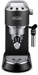 Zwarte De'Longhi Dedica pistonmachine met chroomafwerking en bedieningsknoppen.