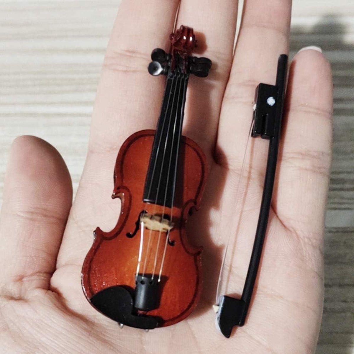 MK Stoer - Mini viool - Houten muziekinstrument - Decoratie - Poppenhuizen - Miniatuur - Standaard - Boog - Geschikt voor kinderen - Bruin hout - Inclusief geschenkdoos