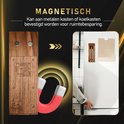 Twee zilverkleurige vleesthermometers in een houten kistje, naast een smartphone met weergave van bereik.