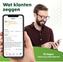 Een man houdt een smartphone vast waarop een app met klantbeoordelingen voor de fietstas wordt weergegeven.