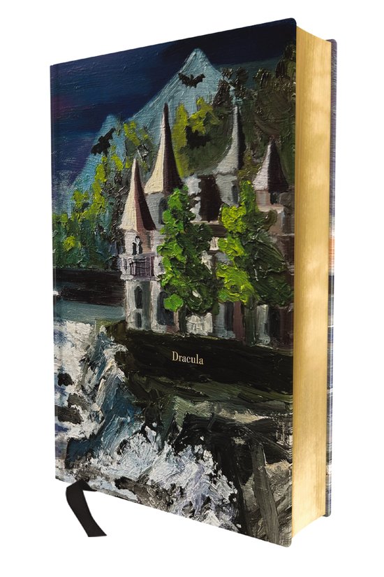 Dracula, een boek met een schilderij van een kasteel en bergen op de omslag. De titel 'Dracula' is in goudkleurige letters.