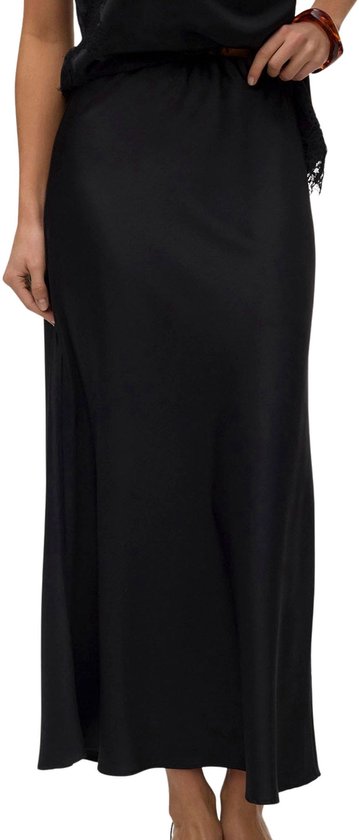Jupe longue noire avec ceinture en dentelle, portée par un mannequin.