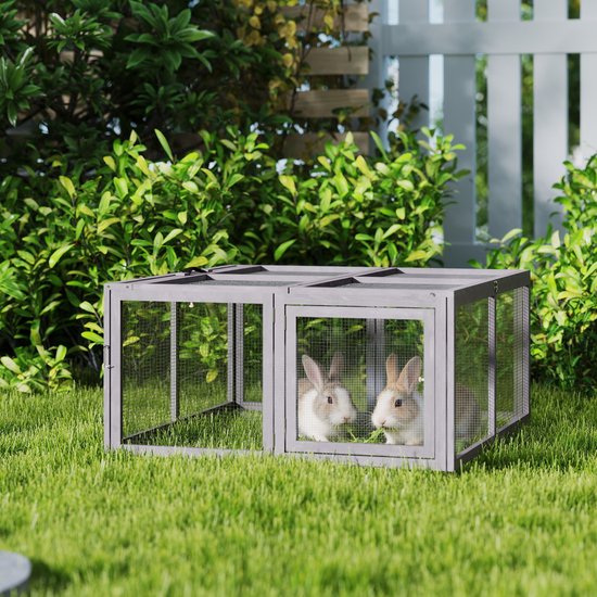 Grijs houten ren met gaas, met twee konijnen die gras eten, in een tuin. Afmetingen 110x105x50 cm.