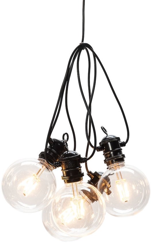 Een cluster van vier transparante globes met filament, hangend aan zwarte snoeren.